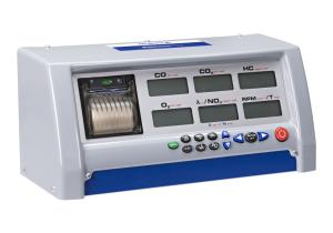 Goedgekeurde APK viergasmeter voorzien van een helder LCD display en robuuste bedieningsknoppen. De tester werkt eenvoudig, snel en is zeer betrouwbaar. De tester houdt zichzelf schoon door tussentijds de pomp te laten draaien in standby mode.