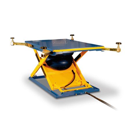 Een verrijdbare, mobiele schadehefbrug op lucht met een hefhoogte van 1 meter.  Ideaal voor werkzaamheden als schuren of het ophangen van plaatdelen. Ook gelijkvloers in de grond te bouwen en met veel verschillende armen en opnamepads te gebruiken.